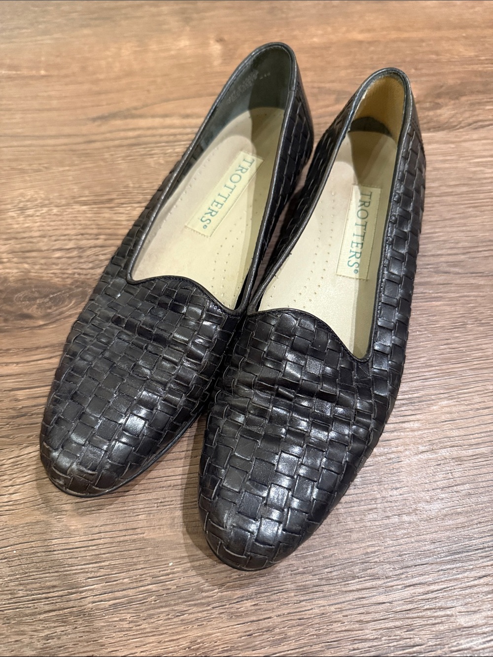 Trotters Liz Black Woven Slip-On Loafers Size 7S narrow
